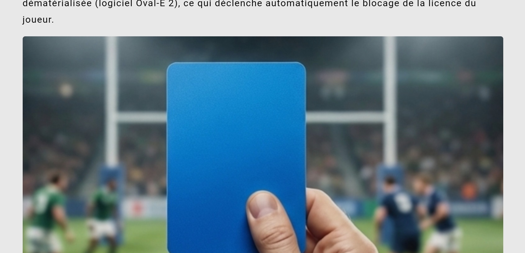 Arbitre tenant un carton bleu lors d'un match de rugby