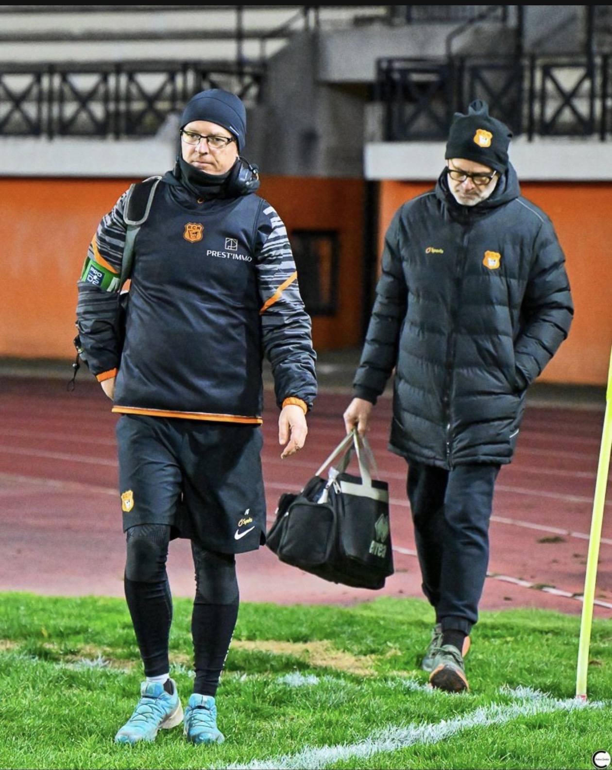 Nicolas Roger et staff RCN lors d'un match hivernal en soirée