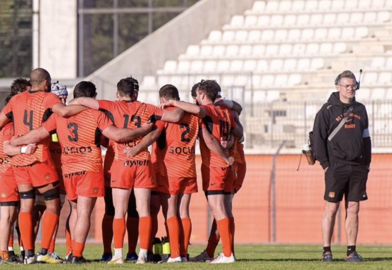RCN team huddle, Nicolas Roger en retrait