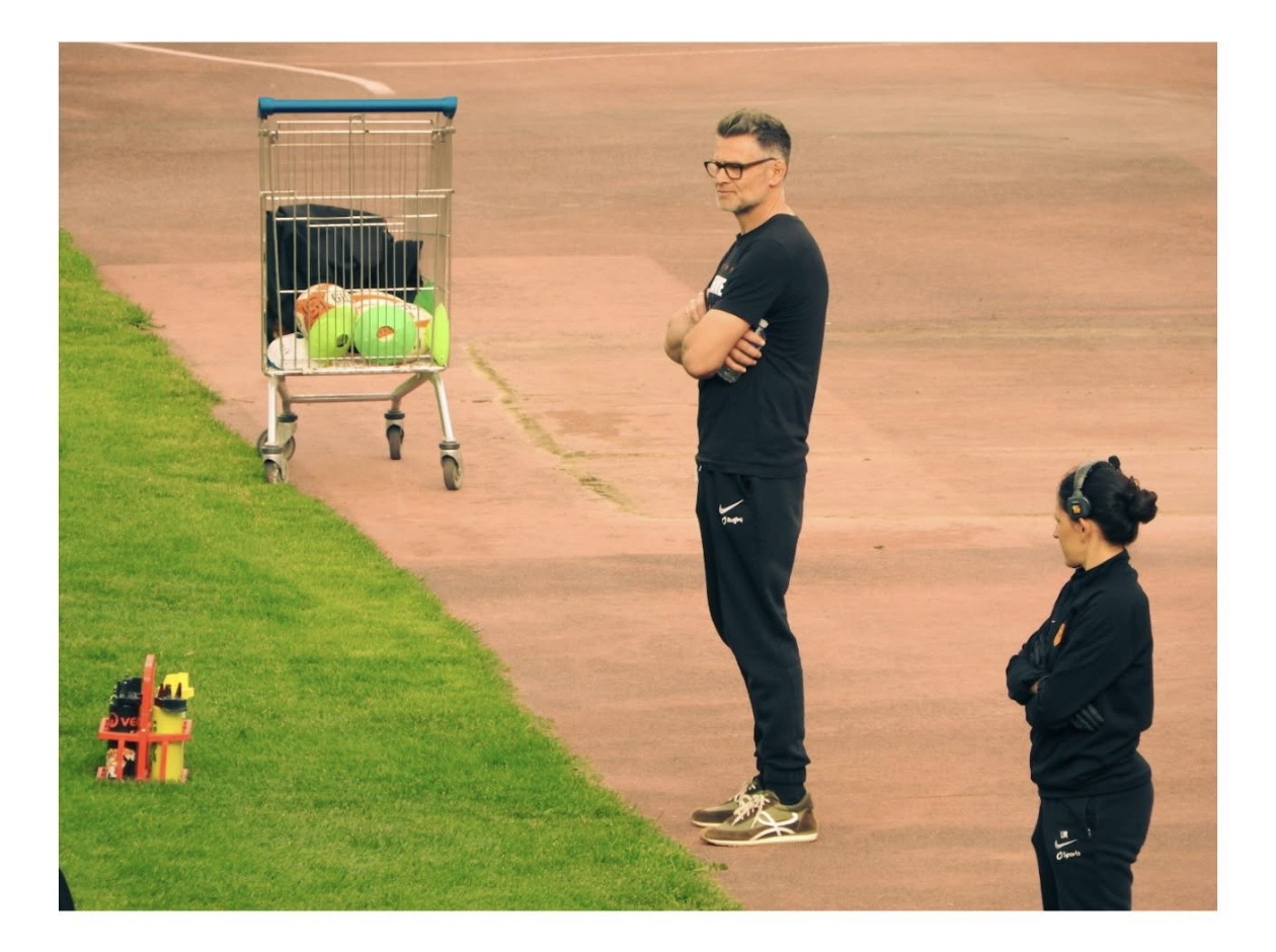 Nicolas Roger observant l'entraînement depuis la piste